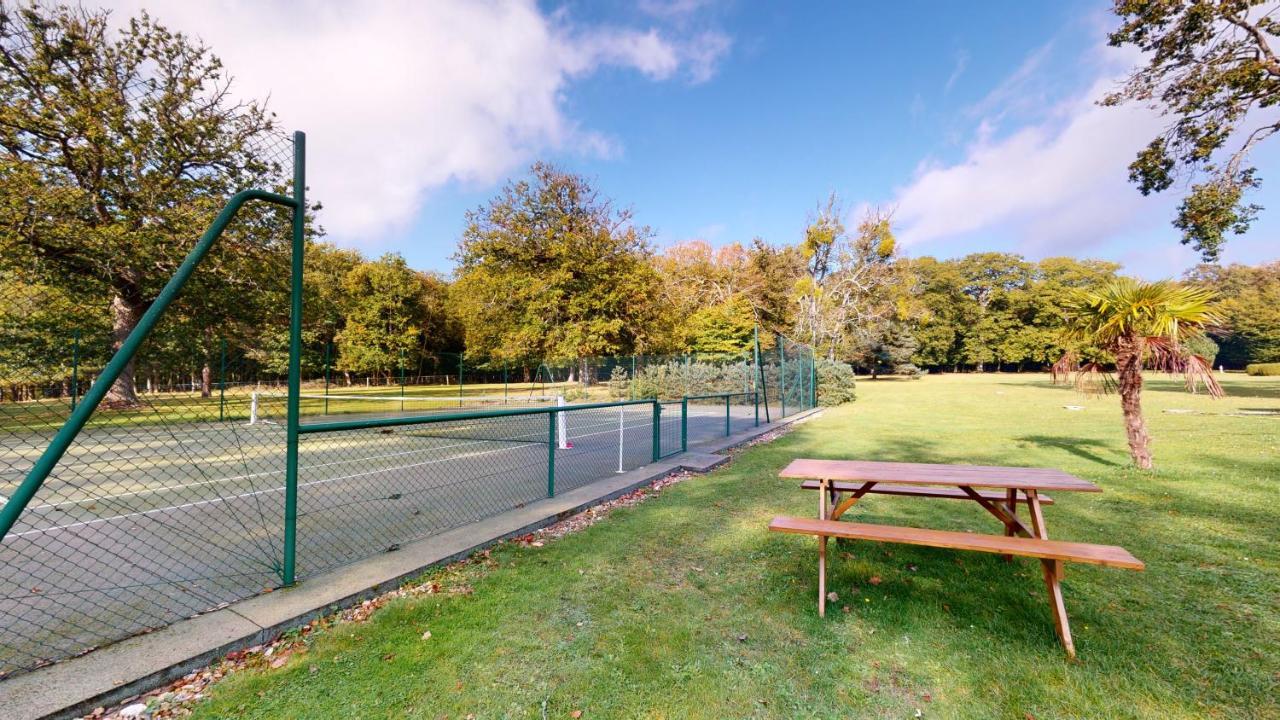 Le Boulay-Morin Chateau Du Boulay Morin מראה חיצוני תמונה Tennis courts at the park